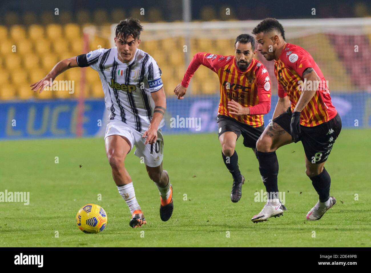 Juventus argentinischer Stürmer Paulo Dybala (L) kontrolliert den Ball und Beneventos italienischer Stürmer Marco Sau und Beneventos kolumbianischer Mittelspieler Andres Stockfoto