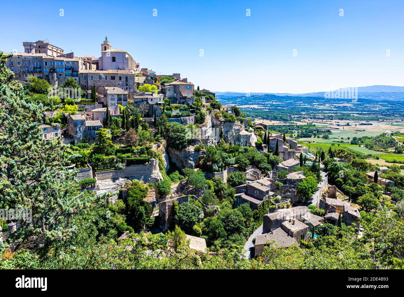 Verschachtelte Häuser des Bergdorfes Cordes mit Schloss und Kirche auf der Spitze, Panoramablick, Luberon, Provence, Frankreich Stockfoto