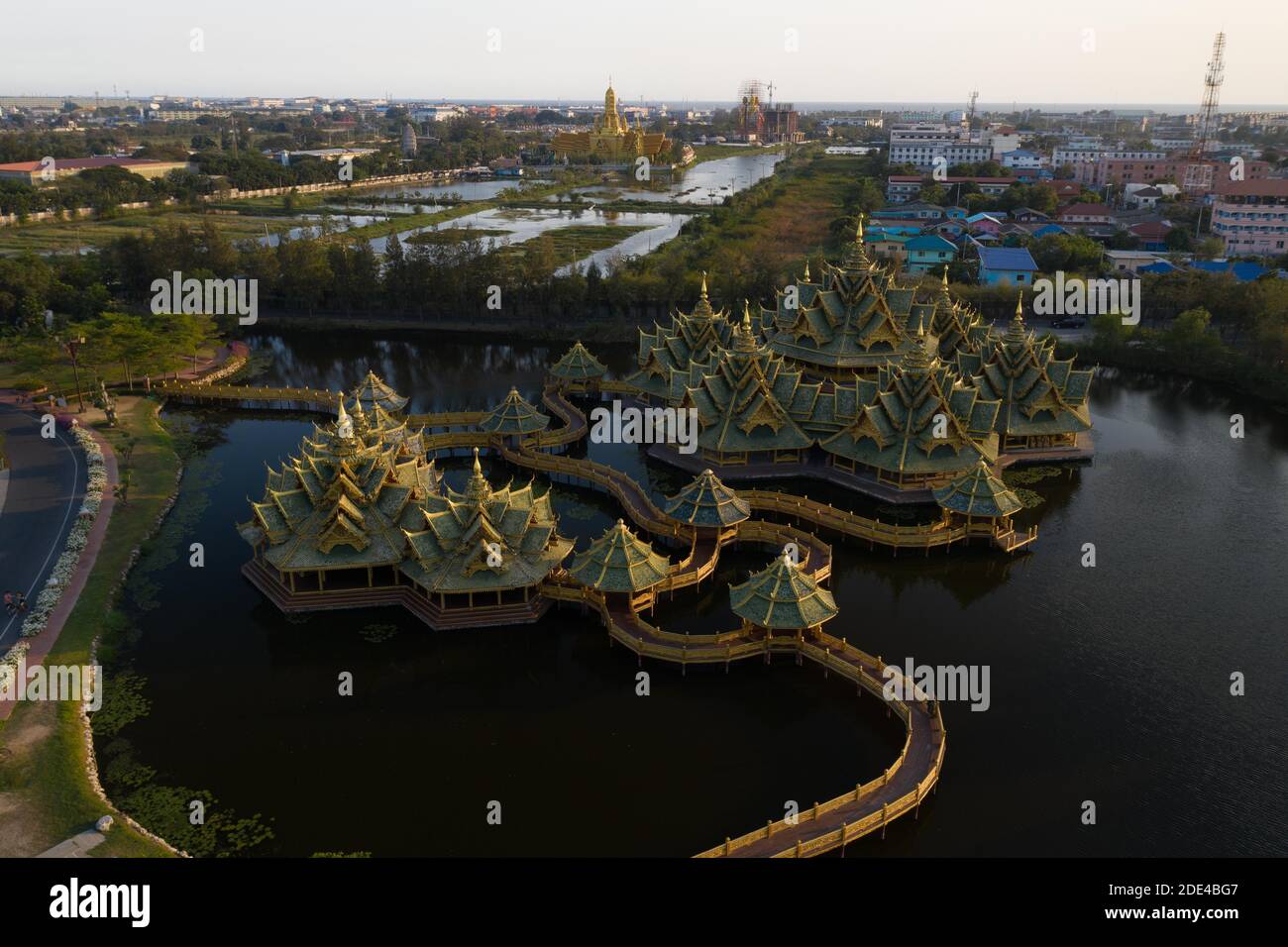 Luftaufnahme, sechseckiger goldener Tempel von oben, Antike Stadt, Bangkok, Thailand Stockfoto