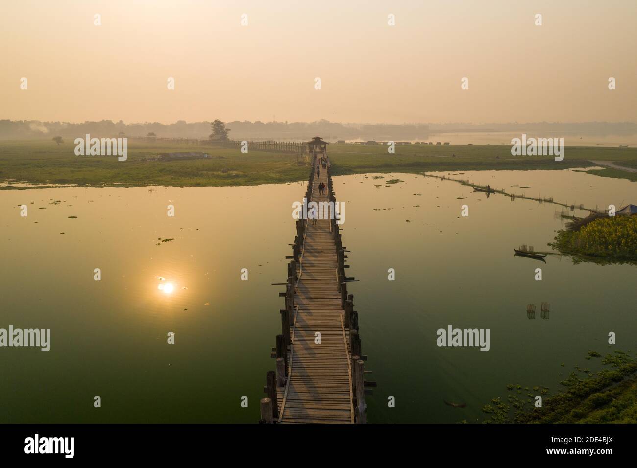 Luftaufnahme, U-Bein-Brücke zum Sonnenaufgang, Mandalay, Myanmar Stockfoto