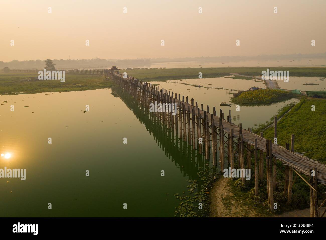 Luftaufnahme, U-Bein-Brücke für Sonnenaufgang aus der Seitenperspektive, Mandalay, Myanmar Stockfoto