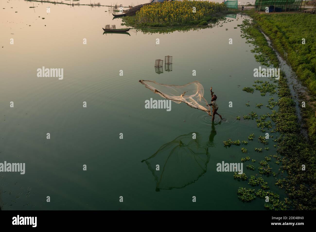 Fischer auf Taung Tha man See werfen ein Fangnetz für Sonnenaufgang, Reflexion im Wasser, Thaung Tha man See, Mandalay, Myanmar Stockfoto