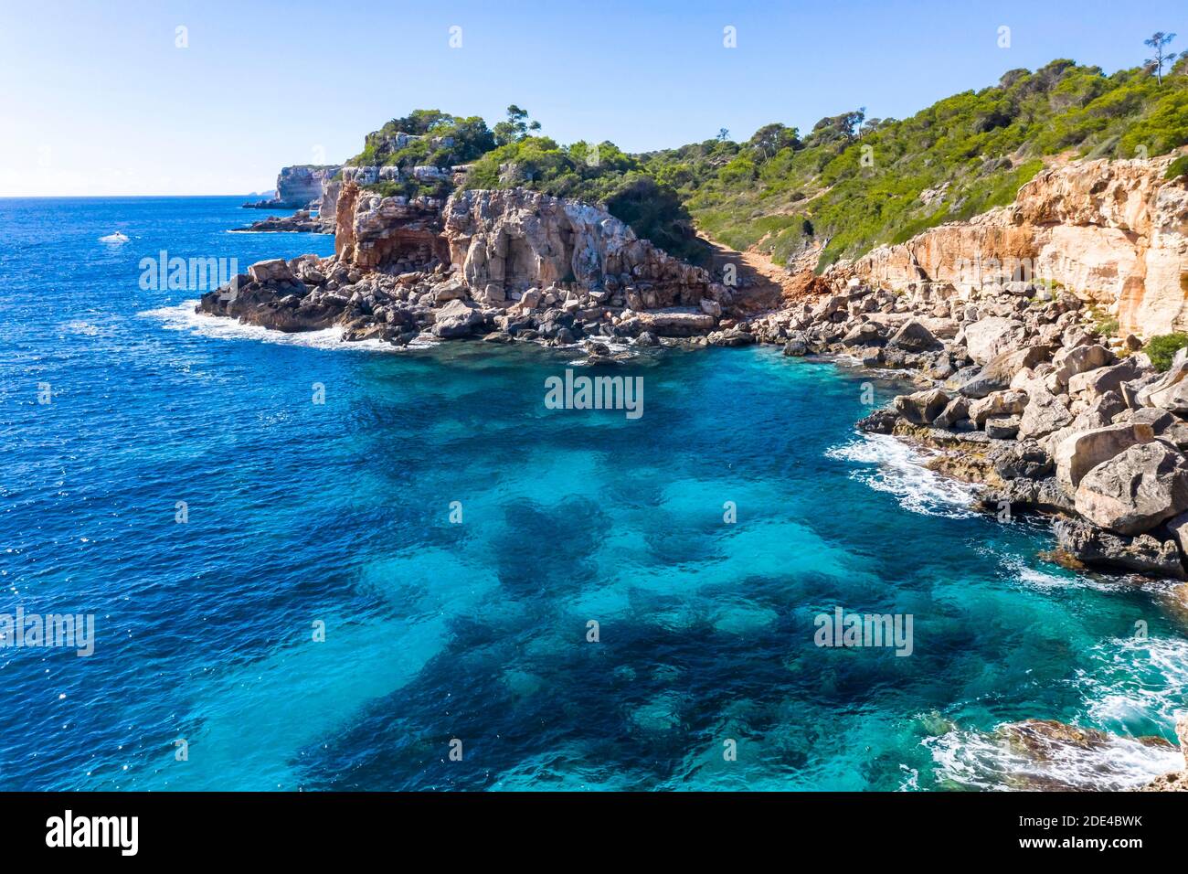 Luftbild, Cala d'es Moro, Felsküste bei Cala de s'Almonia, Naturschutzgebiet Cala Llombards, Mallorca, Balearen, Spanien Stockfoto