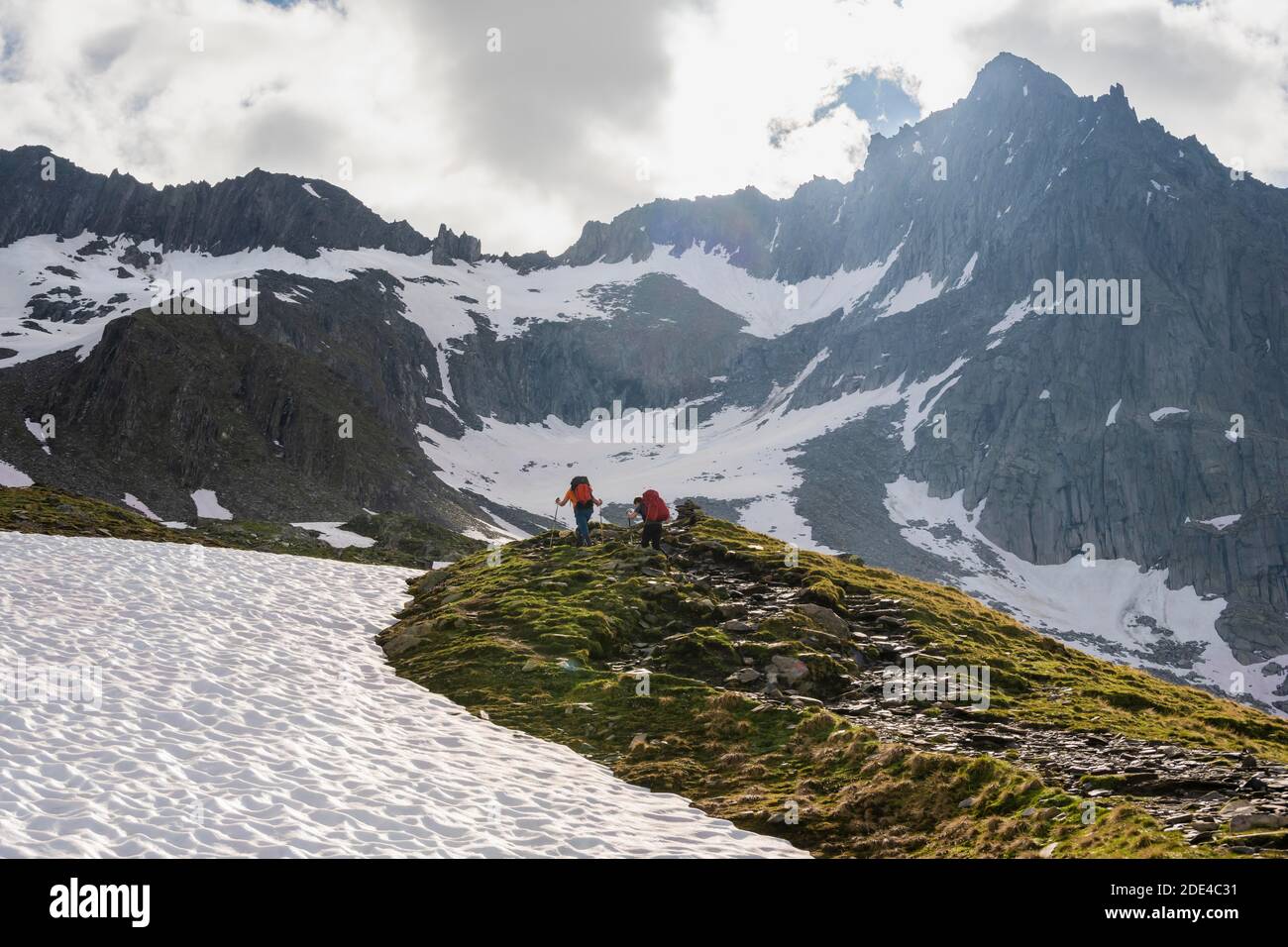 Schneefeld, Wanderer vor schneebedeckten Berggipfeln, Aufstieg zum Schönbichler Horn, Furtschaglspitze und Grosser Moeseler, Furtschaglkees Stockfoto