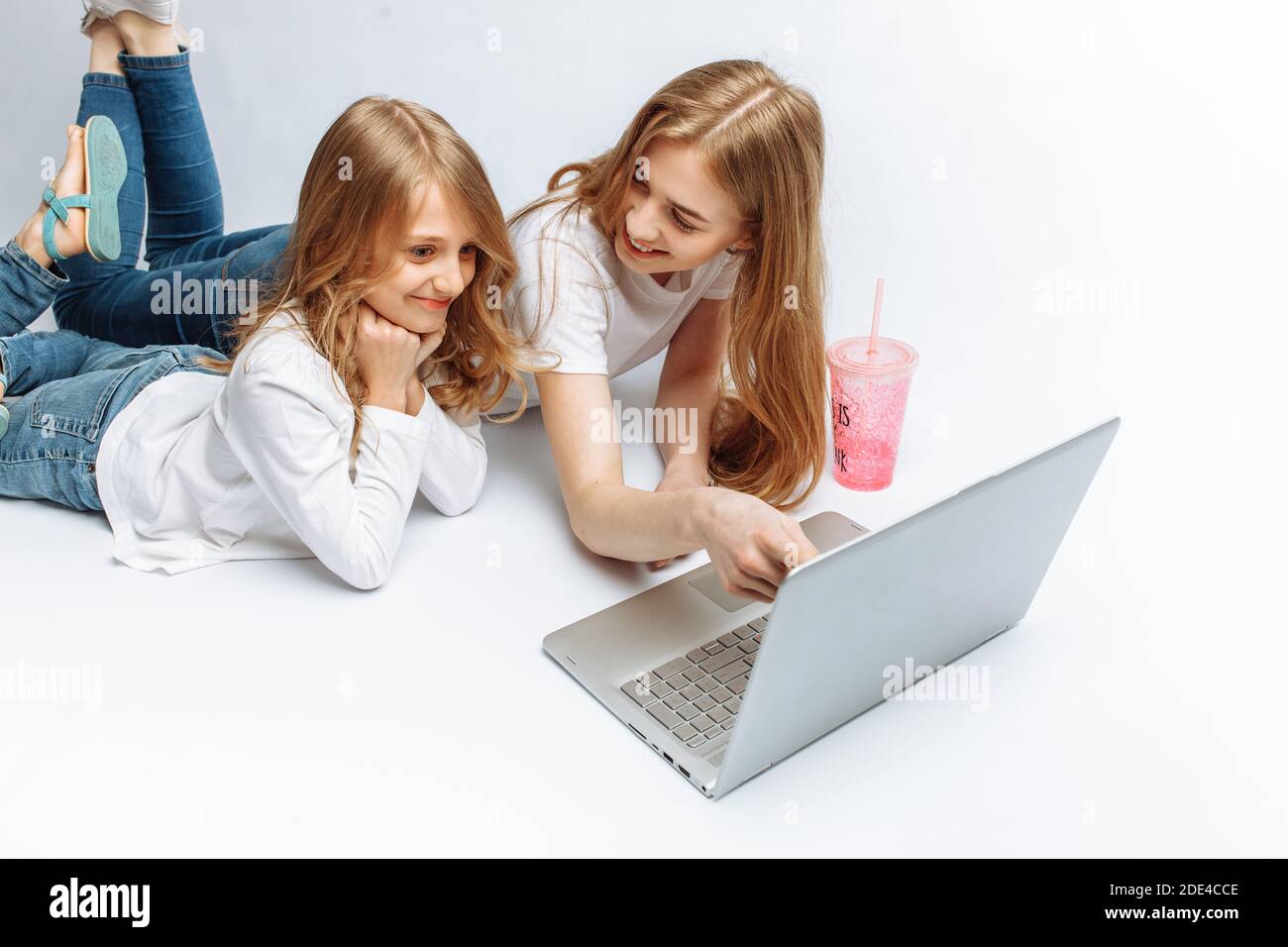 Schwester oder Mutter mit Tochter Film ansehen, oder online einkaufen, Studio Stockfoto