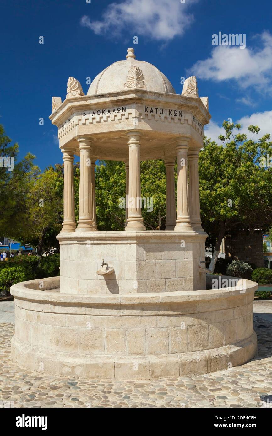 Wasserbrunnen auf dem Geroskipou Platz, Dorf Geroskipou in der Nähe von Pafos, Zypern Stockfoto