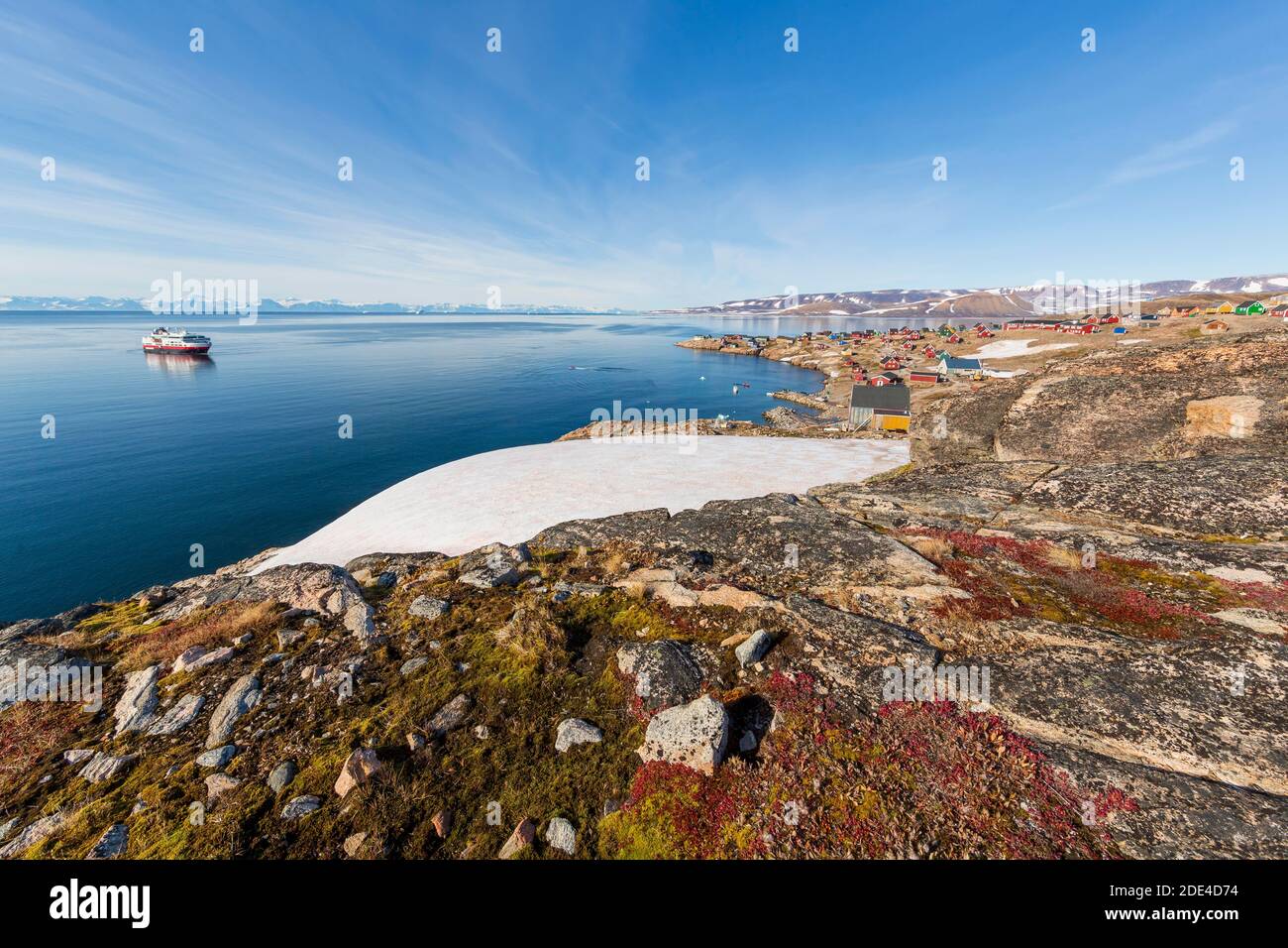Ittoqqortoormiit mit Kreuzfahrtschiff, Scorebysund, Ostküste Grönlands, Dänemark Stockfoto