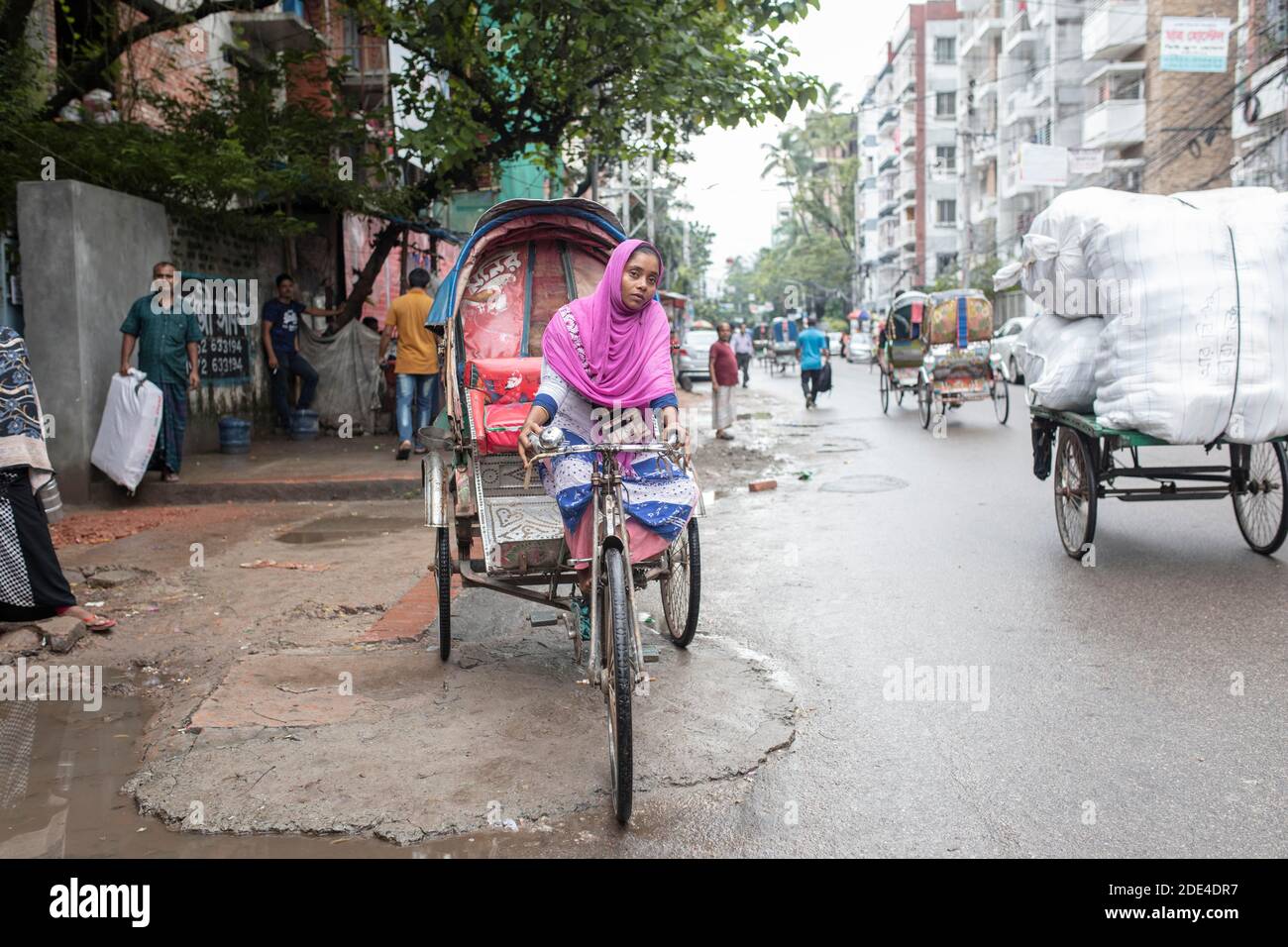 Rojina Begum, behinderte Rikscha-Fahrerin, Elephant Road, Dhaka, Bangladesch Stockfoto
