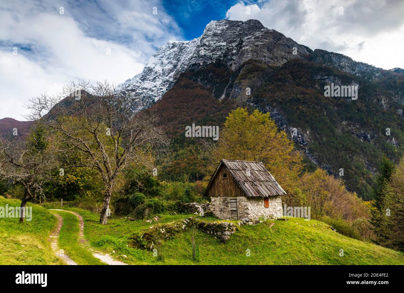 Altes Steinhaus in der Nähe von Bovec, Slowenien Stockfoto