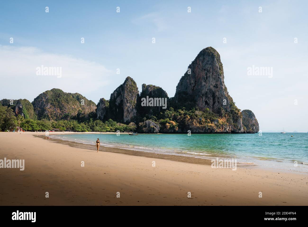 Frau, die am Strand entlang geht, tropischer Strand, Railay Beach, Provinz Krabi, Thailand Stockfoto