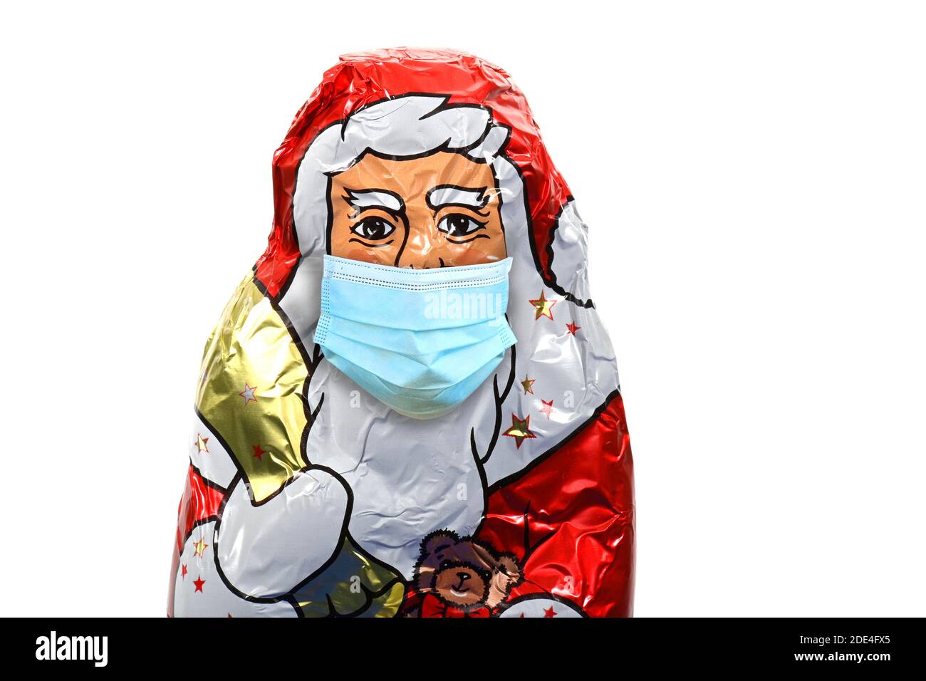 Symbolisches Bild von Weihnachten während der Coronakrise, ein SchokoladenSanta Claus mit Gesichtsmaske, Stuttgart, Baden-Württemberg, Deutschland Stockfoto