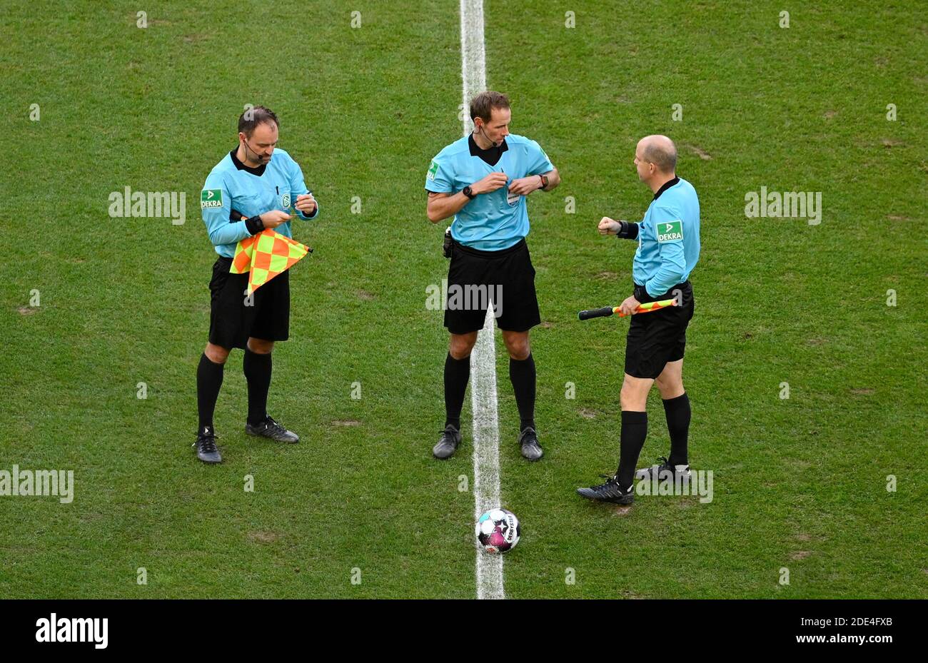 Startschuss in der Bundesliga, Schiedsrichter Sascha Stegemann (Mitte) Assistent Mike Pickel und Frederick Assmuth vor dem Start des Spiels Stockfoto