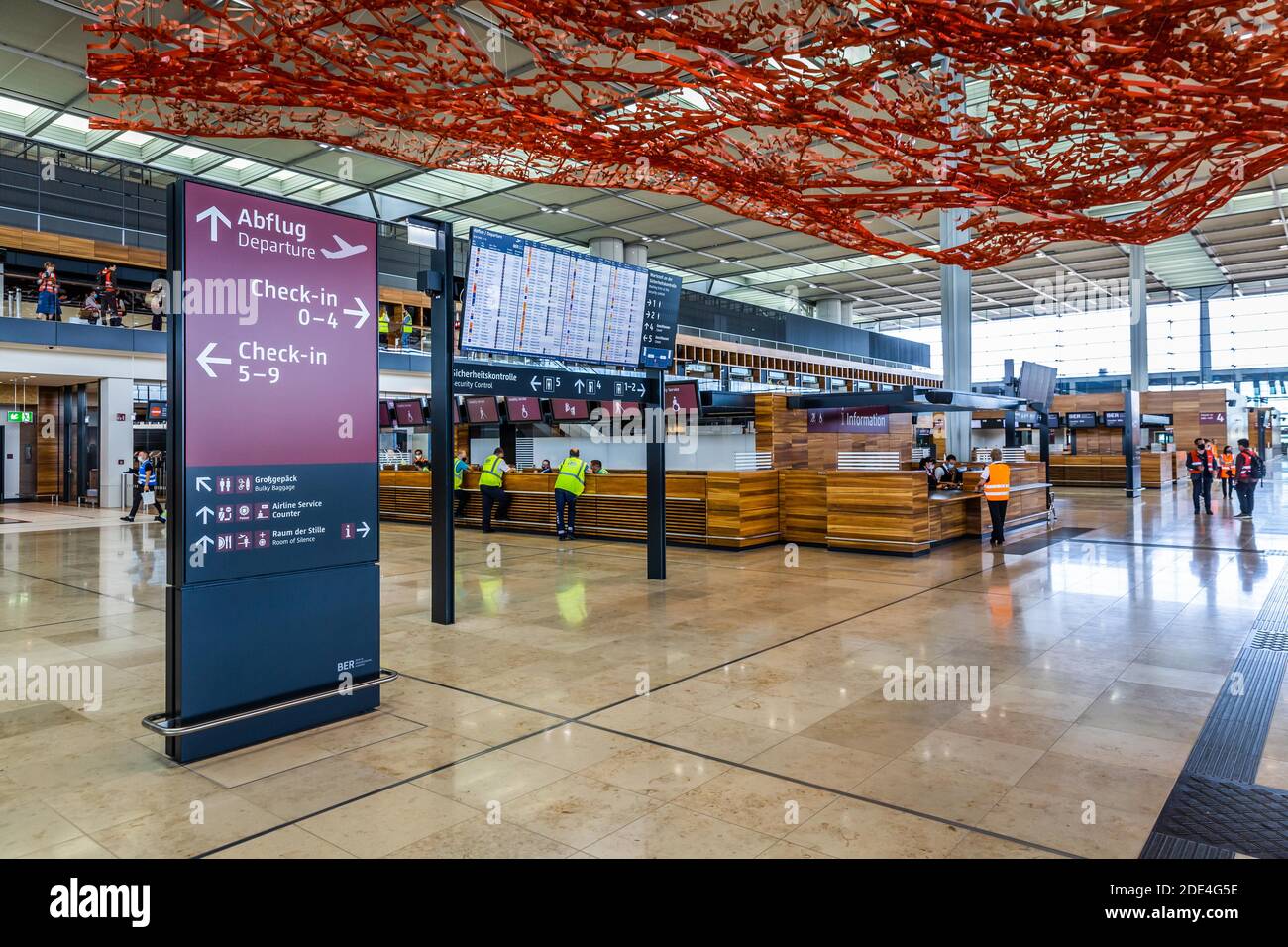 Probebetrieb in der Abflughalle im Terminal 1 des neuen Berliner Flughafens BER, Schönefeld Stockfoto