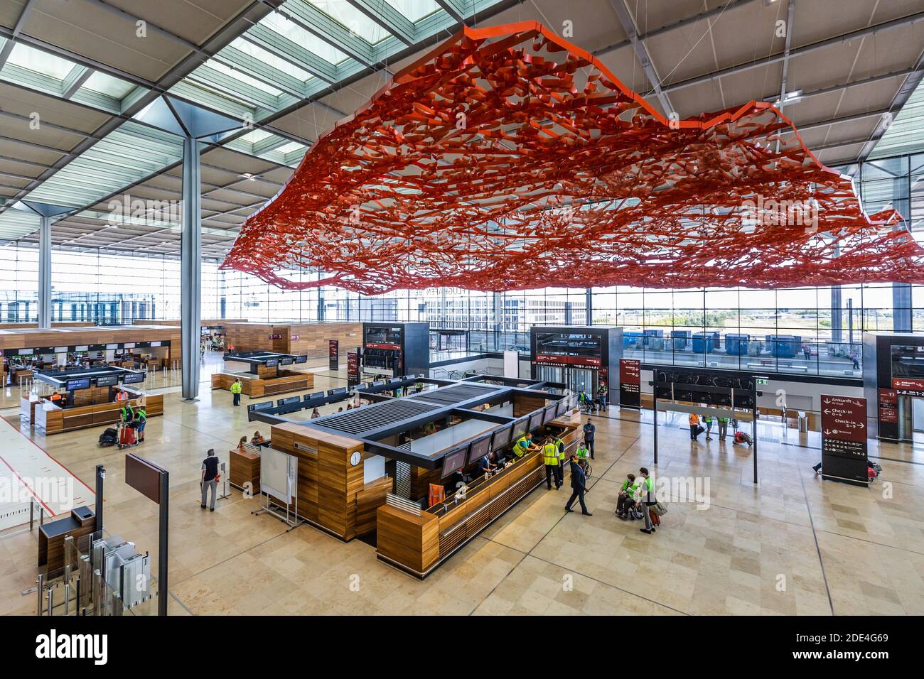 Probebetrieb in der Abflughalle im Terminal 1 des neuen Berliner Flughafens BER, Schönefeld Stockfoto