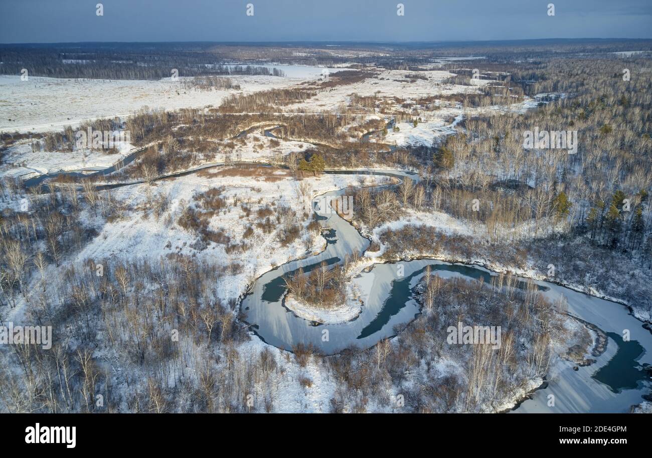 Luftaufnahme des Flusses Koen unter Eis und Schnee. Wunderschöne Winterlandschaft. Nowosibirsk, Sibirien, Russland Stockfoto