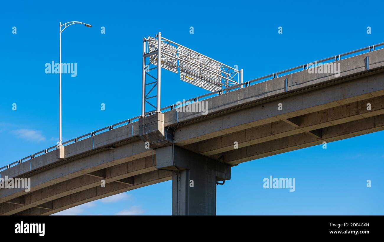 Brücke des Québec 440 Highway über Saint-Roch, Québec Stadt, unter einem blauen Himmel. Stockfoto