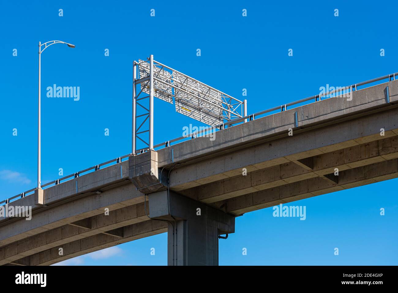 Brücke des Québec 440 Highway über Saint-Roch, Québec Stadt, unter einem blauen Himmel. Stockfoto