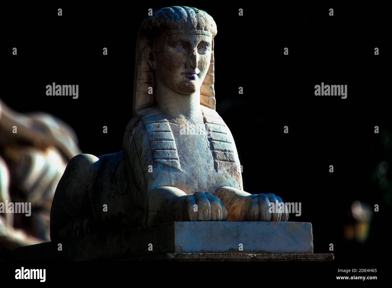 Ägyptische Skulptur auf der Piazza del Popolo . Figur der Sphinx in Rom Stockfoto