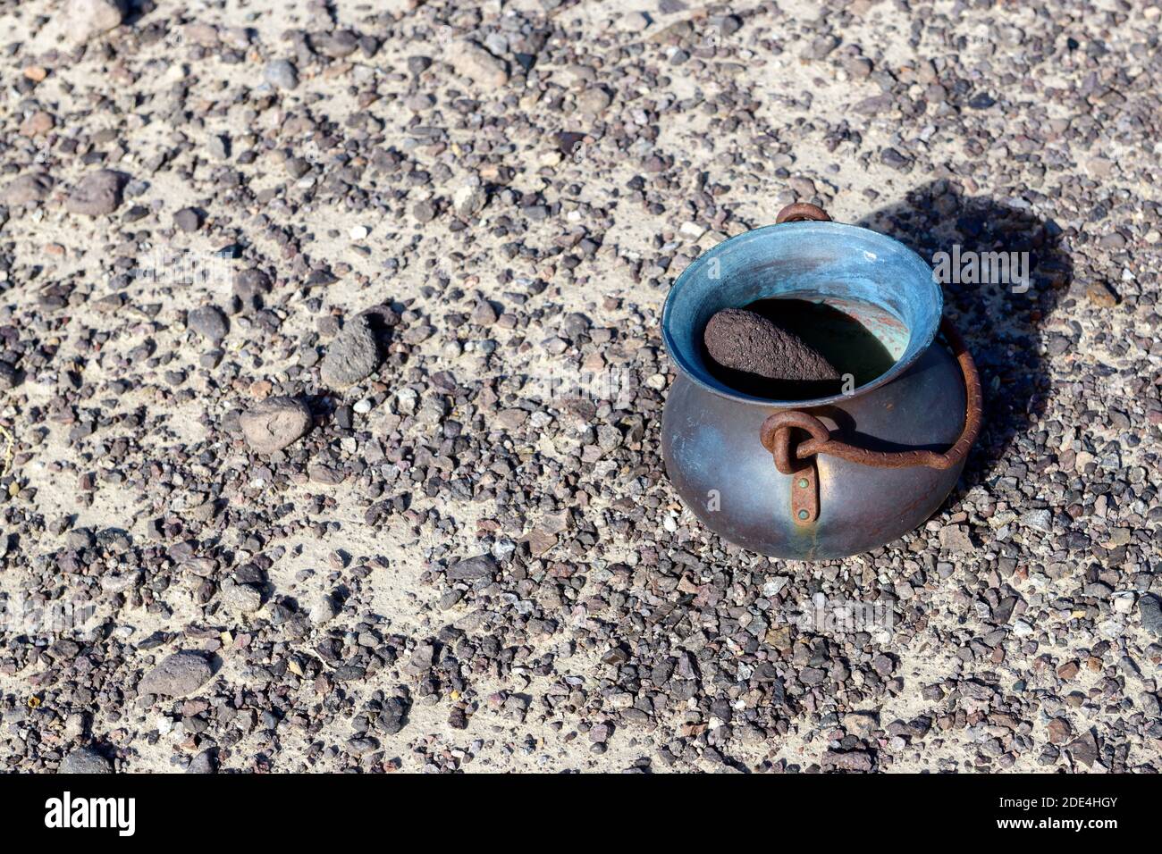 Eine rostige Metallschale, die in der Wüste aufgegeben wurde Stockfoto