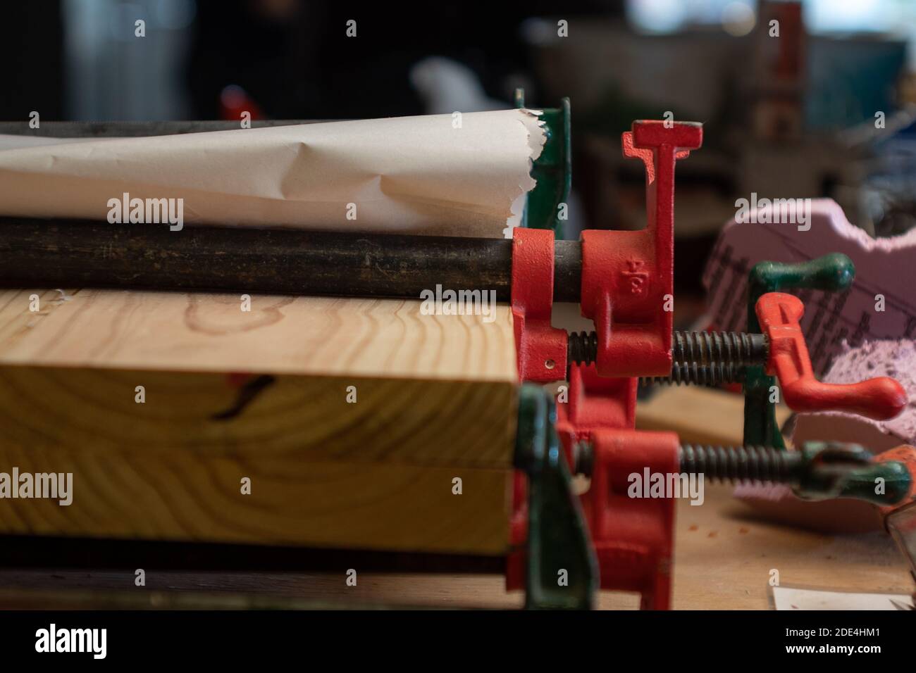 Das Holz wird von den Klammern zusammengehalten Stockfoto