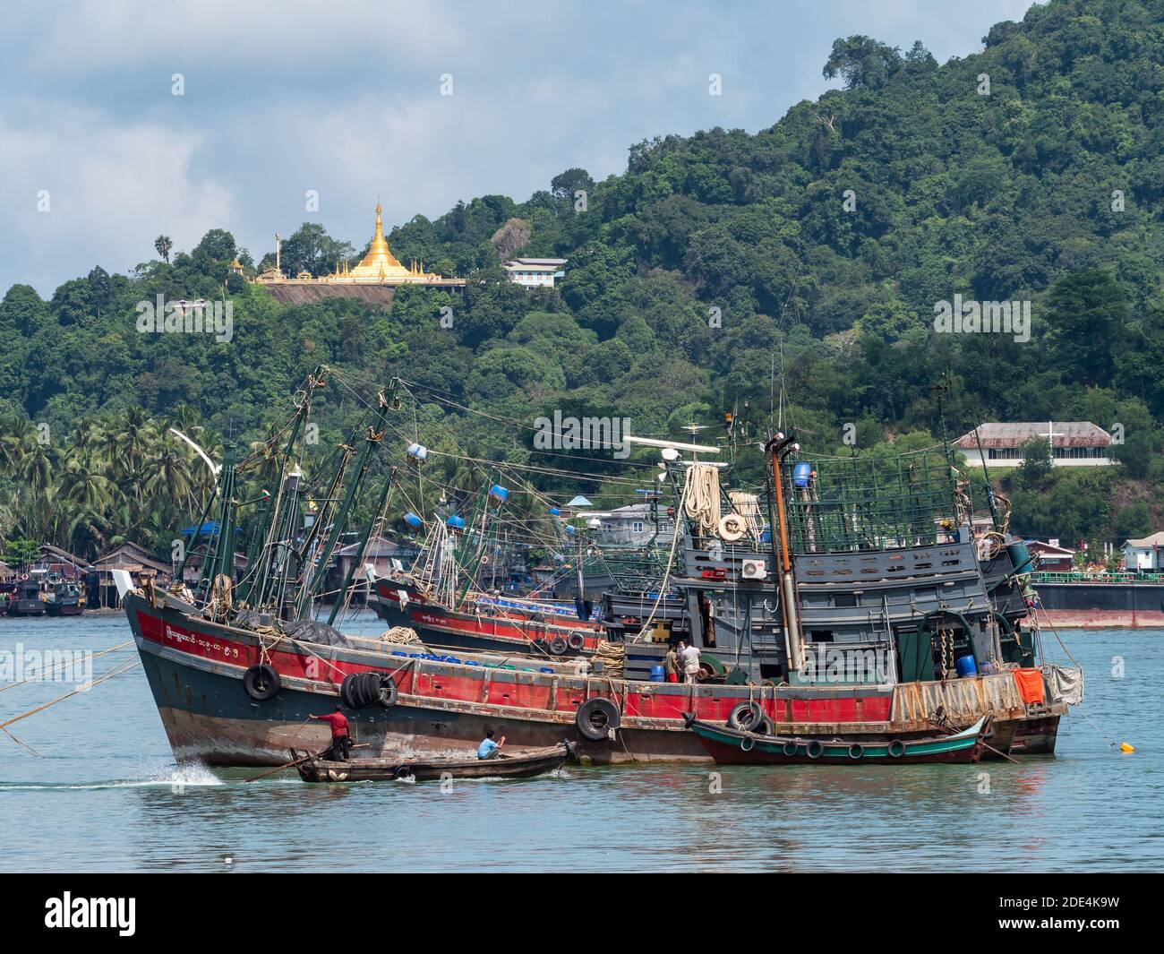 Fischerboote liegen an der Meerenge zwischen Myeik und Pahtaw Pahtet Island im Süden von Myanmar. Pahtaw Pahtet Island im Hintergrund. Stockfoto