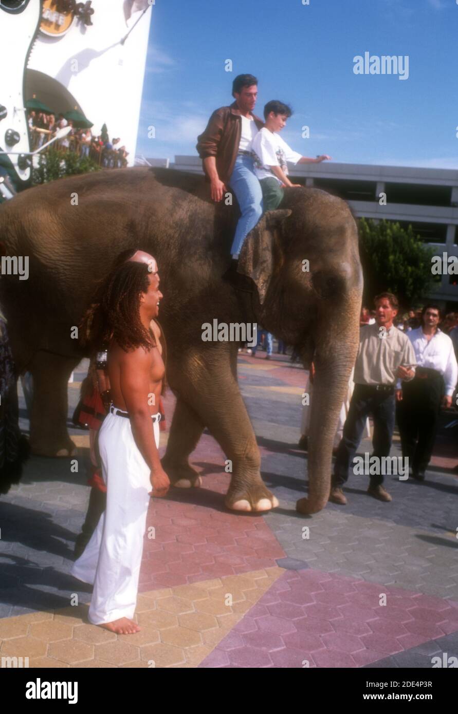 Universal City, California, USA 20. April 1996 Regisseur/Schauspieler Jean-Claude Van Damme und Sohn Kristopher Van Varenberg kommen am 20. April 1996 bei Elephant bei Universal Pictures' 'The Quest' in Cineplex Odeon Universal City Cinemas in Universal City, Kalifornien, USA an. Foto von Barry King/Alamy Stockfoto Stockfoto