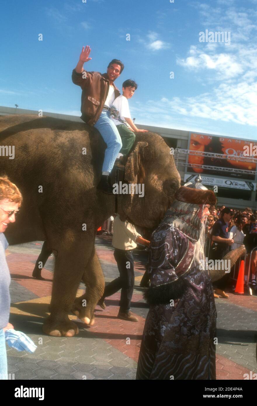 Universal City, California, USA 20. April 1996 Regisseur/Schauspieler Jean-Claude Van Damme und Sohn Kristopher Van Varenberg kommen am 20. April 1996 bei Elephant bei Universal Pictures' 'The Quest' in Cineplex Odeon Universal City Cinemas in Universal City, Kalifornien, USA an. Foto von Barry King/Alamy Stockfoto Stockfoto