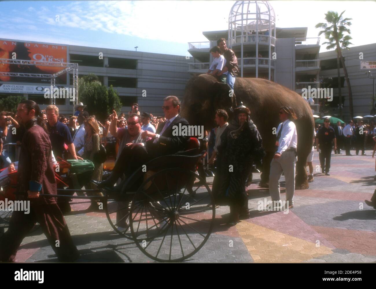 Universal City, California, USA 20. April 1996 Schauspieler Roger Moore und Regisseur/Schauspieler Jean-Claude Van Damme und Sohn Kristopher Van Varenberg kommen am 20. April 1996 im Cineplex Odeon Universal City Cinemas in Universal City, Kalifornien, USA zu Universal Pictures' 'The Quest'. Foto von Barry King/Alamy Stockfoto Stockfoto