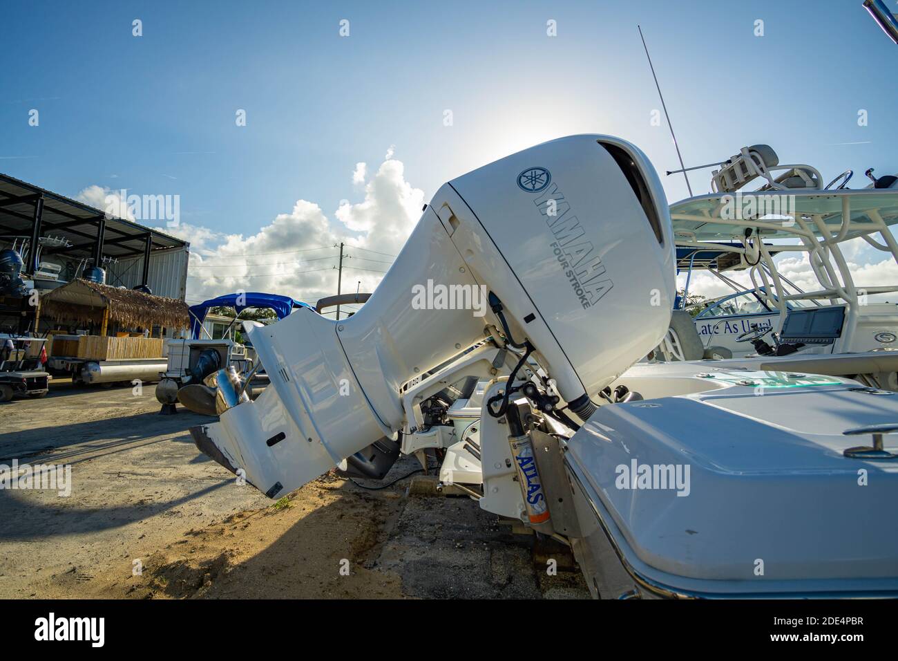 Ein Yamaha Viertaktmotor ist in einem Trockenlager in einer Marina in Florida montiert. Stockfoto