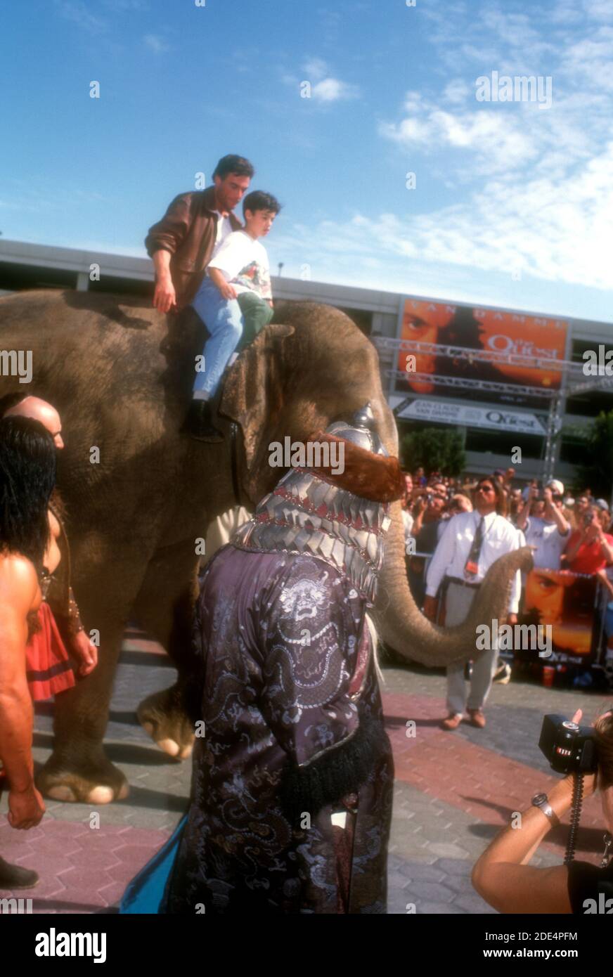 Universal City, California, USA 20. April 1996 Regisseur/Schauspieler Jean-Claude Van Damme und Sohn Kristopher Van Varenberg kommen am 20. April 1996 bei Elephant bei Universal Pictures' 'The Quest' in Cineplex Odeon Universal City Cinemas in Universal City, Kalifornien, USA an. Foto von Barry King/Alamy Stockfoto Stockfoto
