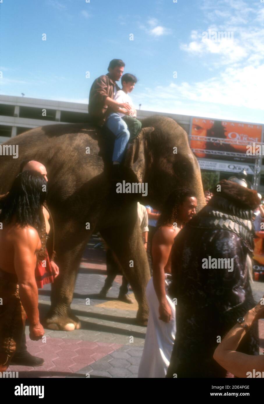 Universal City, California, USA 20. April 1996 Regisseur/Schauspieler Jean-Claude Van Damme und Sohn Kristopher Van Varenberg kommen am 20. April 1996 bei Elephant bei Universal Pictures' 'The Quest' in Cineplex Odeon Universal City Cinemas in Universal City, Kalifornien, USA an. Foto von Barry King/Alamy Stockfoto Stockfoto
