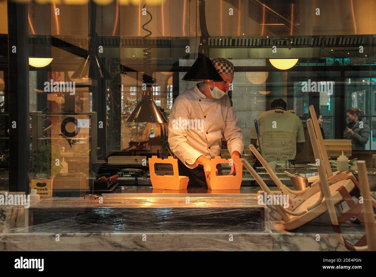 London, Großbritannien. November 2020. Ein Koch verpackt Mahlzeiten zum Mitnehmen in einem Food Outlet in Covent Garden Market. Kredit: SOPA Images Limited/Alamy Live Nachrichten Stockfoto