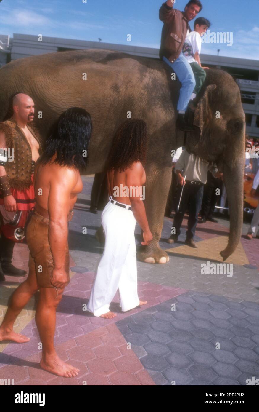 Universal City, California, USA 20. April 1996 Regisseur/Schauspieler Jean-Claude Van Damme und Sohn Kristopher Van Varenberg kommen am 20. April 1996 bei Elephant bei Universal Pictures' 'The Quest' in Cineplex Odeon Universal City Cinemas in Universal City, Kalifornien, USA an. Foto von Barry King/Alamy Stockfoto Stockfoto