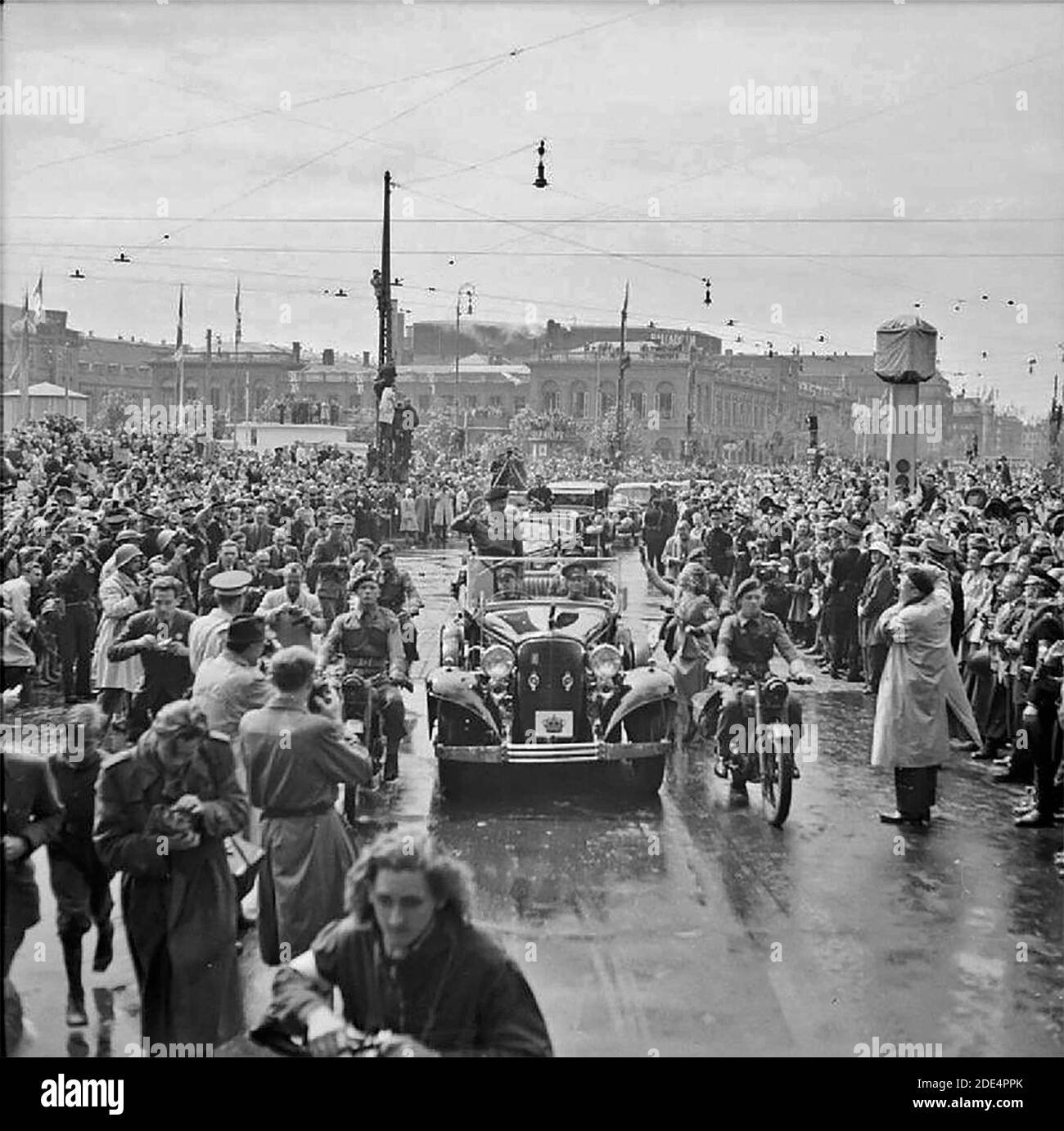 Hunderte Dänen säumen die Straßen, während Montgomery während seines Besuchs in Dänemark durch Kopenhagen fährt. Stockfoto