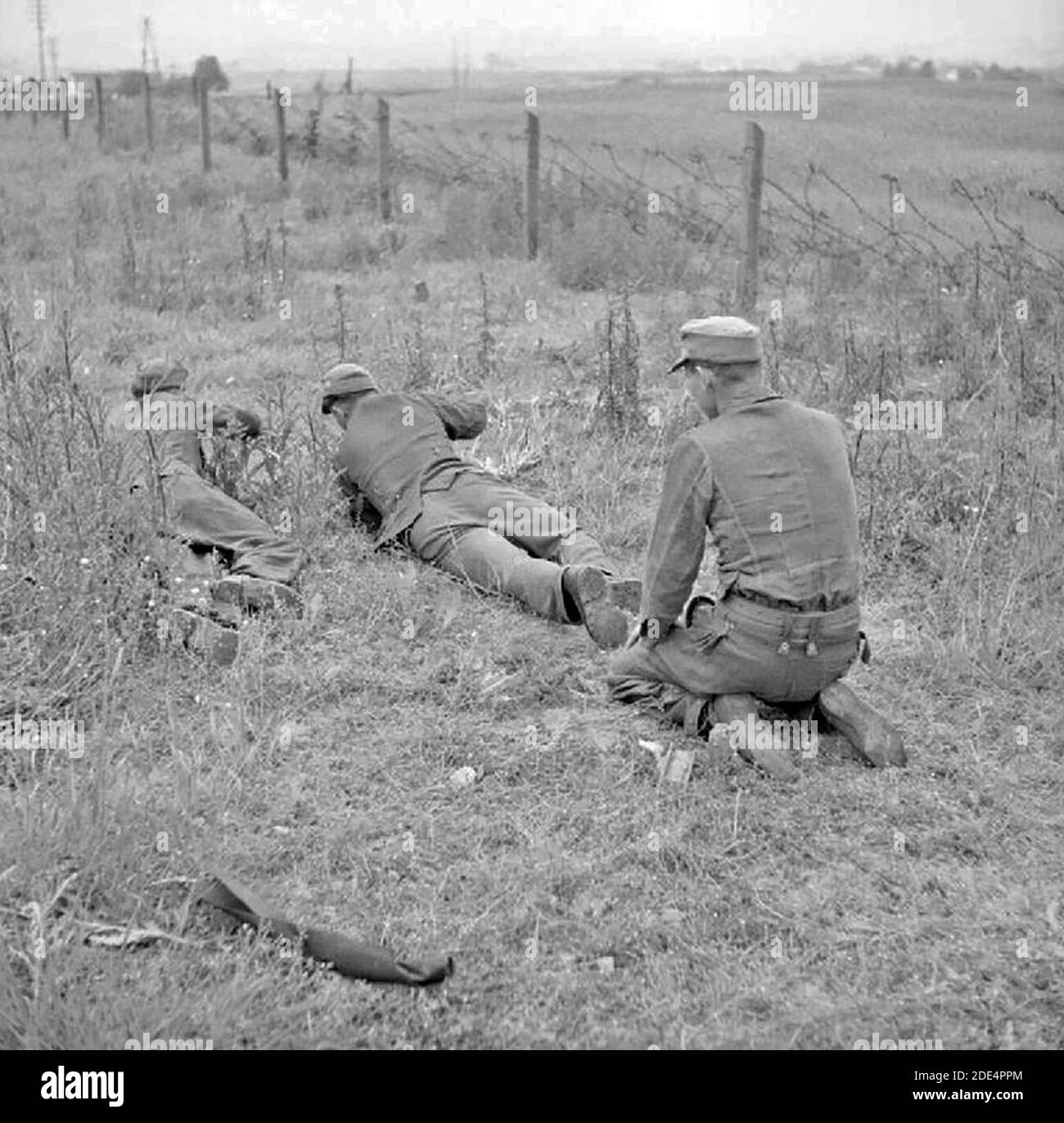 Deutsche Gefangene, die ein Minenfeld an der Westküste von Jütland in Dänemark räumten, 1945 Stockfoto