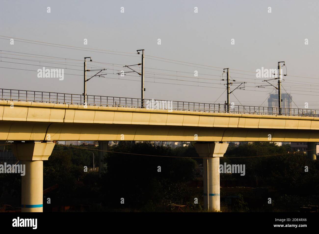 Ein Bild der indischen U-Bahn-Brücke mit selektivem Fokus Stockfoto