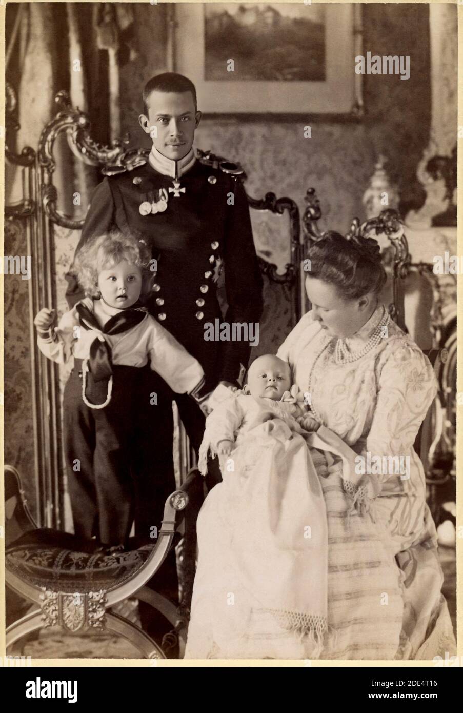 1902, april, Potsdam, Preußen, DEUTSCHLAND: Der deutsche Fürst Wilhelm FRIEDRICH Hermann Otto von WIED ( 1872 - 1945 ) mit Ehefrau PAULINE von WÜRTTEMBERG ( 1877 - 1965 ) und Söhnen: HERMANN (1899 - 1941, später verheiratet mit der Grafschaft Maria Antonia zu Stilberg-Wernigerode) und DIETRICH (1901 - 1976, später verheiratet mit der Gräfin Julie Grote). Wilhelm Friedrich war der Sohn von Wilhelm Adolph von WIED ( 1845 - 1907 ) und der Prinzessin von Holland Marie Wilhelmine Van ORANGE NASSAU DIETZ ( 1841 - 1910 ), Tochter von Friedrich I. Oranien-Nassau-Dietz VON DEN NIEDERLANDEN und Louise von Preußen ( 1808 - 1870 ), Stockfoto