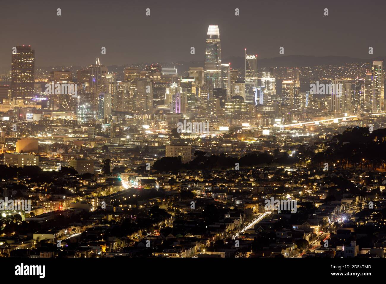 Nacht über San Francisco Downtown über San Bruno Mountain Stockfoto