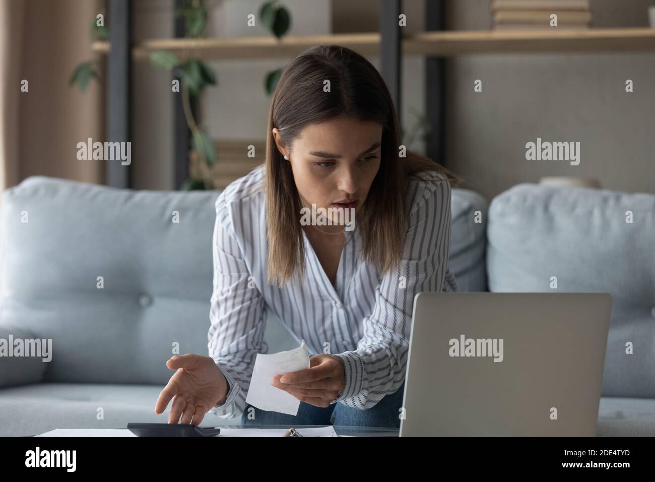 Unglückliche Frau haben Probleme, Finanzen online zu bezahlen Stockfoto