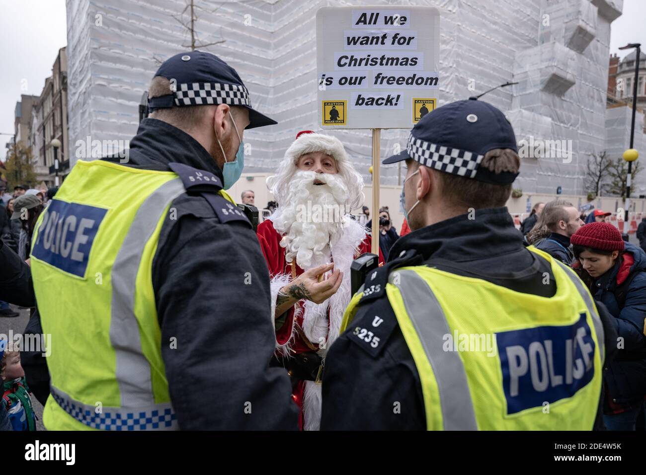 Coronavirus: Zusammenstöße und Verhaftungen während Anti-Lockdown-Demonstrationen, während die Demonstranten weiterhin gegen Zwangssperrungsregelungen in London rebellieren 19. Stockfoto