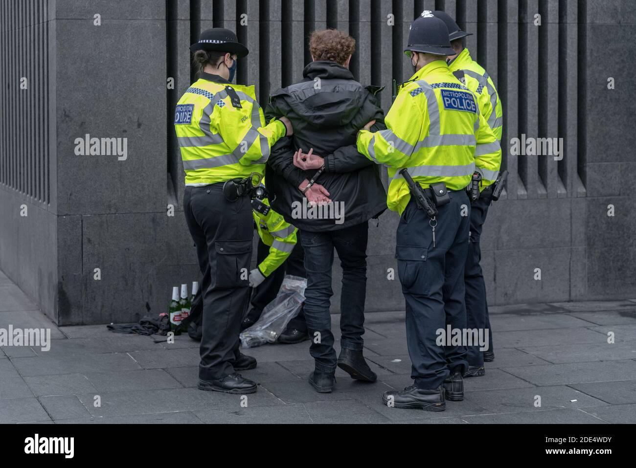 Coronavirus: Zusammenstöße und Verhaftungen während Anti-Lockdown-Demonstrationen, während die Demonstranten weiterhin gegen Zwangssperrungsregelungen in London rebellieren 19. Stockfoto
