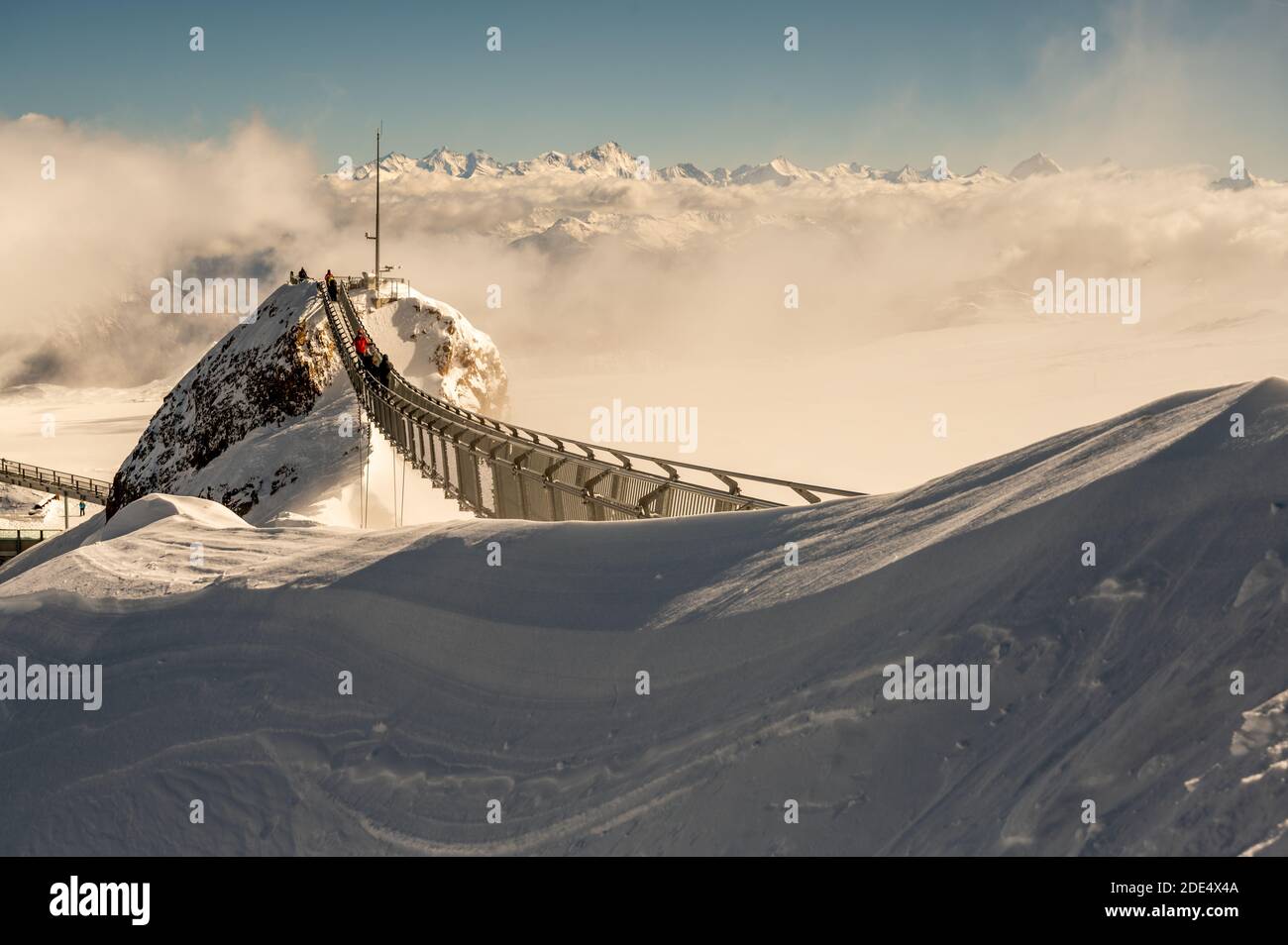 LES DIABLERETS, SWIZTERLAND - 10.20.2020: Das Gebiet Glacier 3000 mit der weltweit einzigen Hängebrücke zwischen 2 Berggipfeln. Die Leute nehmen Stockfoto