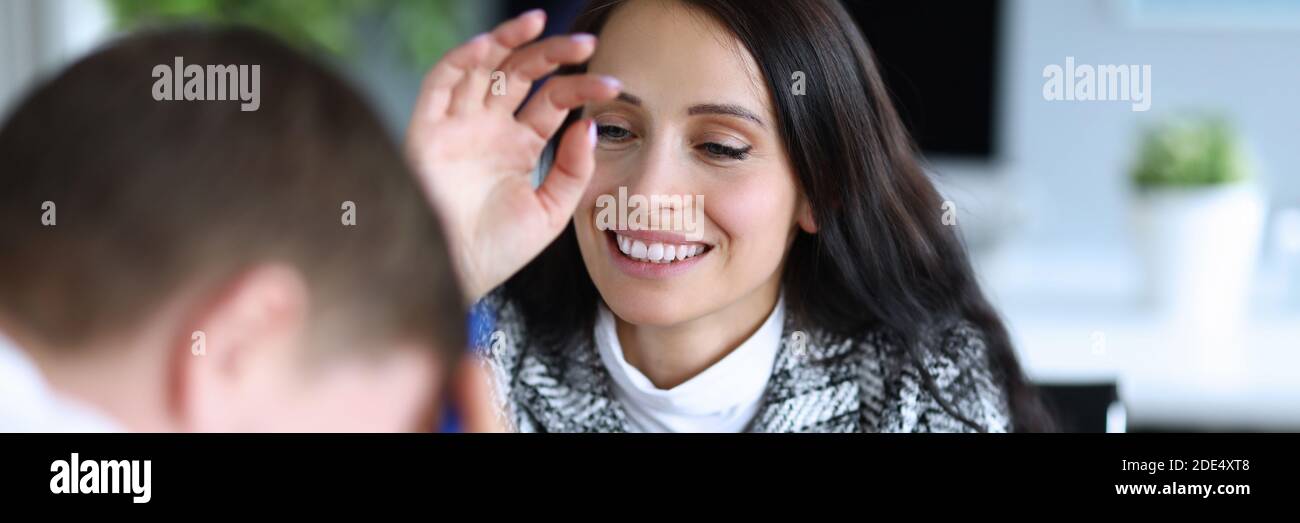 Mitarbeiter Mann und Frau lachen über die Arbeit im Büro Stockfoto