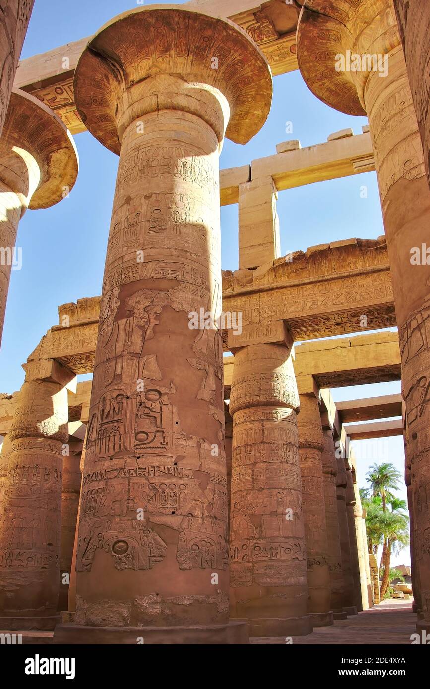 Karnak Hypostyle Hallensäulen im Großen Tempel von Amun in Karnak, Ägypten. Stockfoto