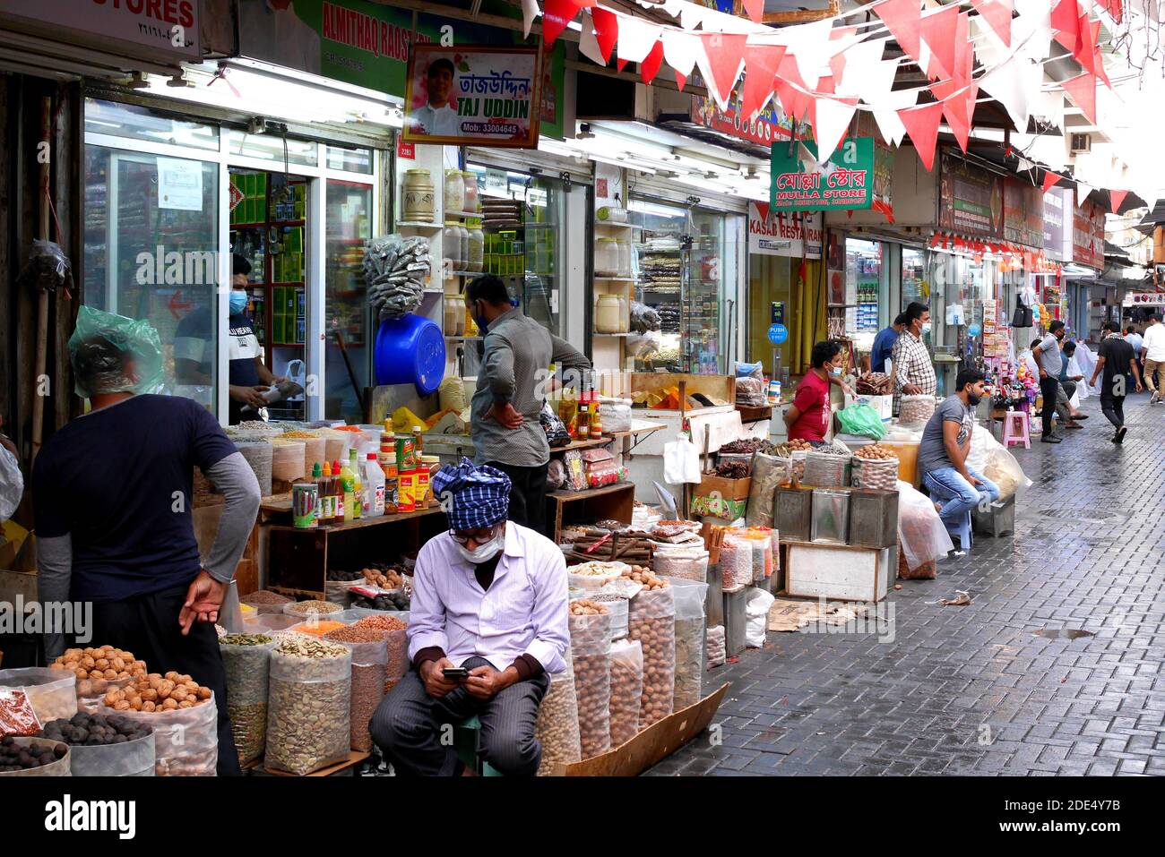 Gewürzverkäufer mit Masken gegen COVID 19, Manama Souk, Königreich Bahrain Stockfoto