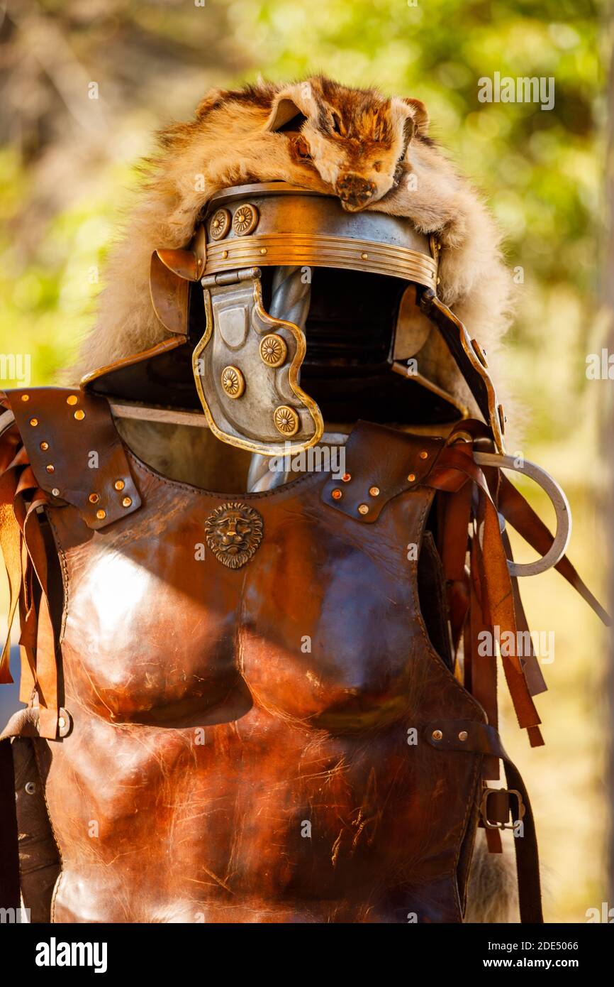 Russland. Vyborg. 08.20.2020 mittelalterliche römische Tracht. Sommerritterfest Stockfoto