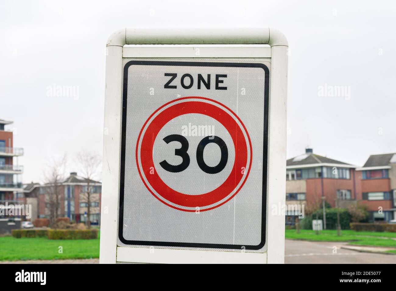 Schild mit „Zone 30“, das die Geschwindigkeitsbegrenzung im anzeigt Bestimmter Bereich Stockfoto