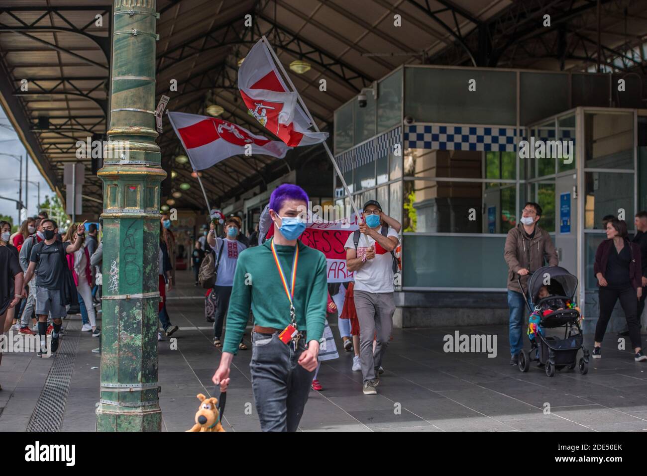 Melbourne, Australien. November 2020. Demonstranten mit Gesichtsmasken marschieren während der Demonstration entlang der Swanston Street. Tausende von Menschen gingen auf die Straßen von Melbourne, um gegen den wiedergewählten Präsidenten von Belarus Alexander Lukaschenko zu protestieren. Kredit: SOPA Images Limited/Alamy Live Nachrichten Stockfoto