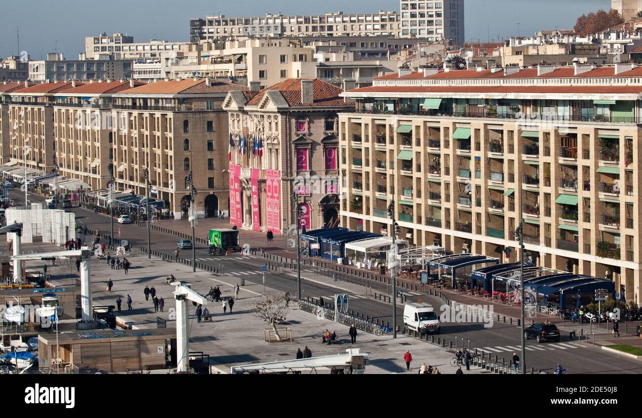 Marseille : Vieux Port : Kai des Rathauses. Gebäude des Architekten Feranand POUILLON Stockfoto