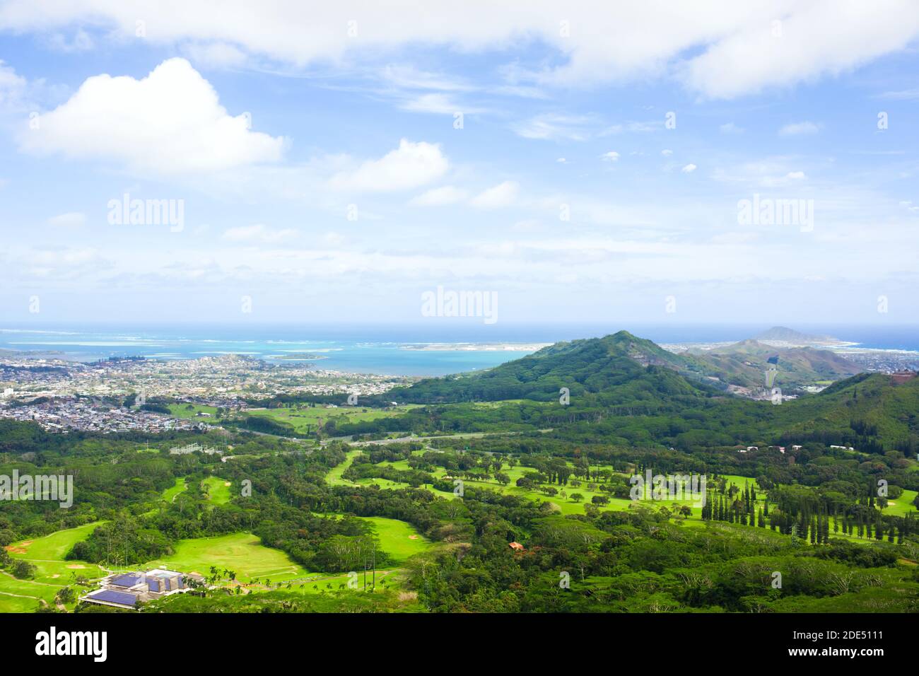 Schöne Sicht auf Kaneohe von oben gesehen Pali Blick auf den Ozean und die Stadt Kaneohe Stockfoto